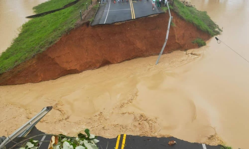 Inundaciones por lluvias destruyen un puente en una carretera del noroeste de Colombia