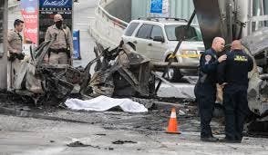 Tres muertos y 6 heridos al estrellarse un coche contra un supermercado en Los Ángeles