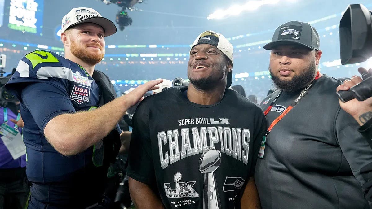 Kenneth Walker y Sam Darnold celebran triunfo en el Super Bowl con desfile en Disneyland