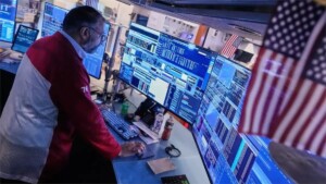 Wall Street cierra en rojo tras anuncio de aranceles y preocupación por IA en tecnológicas