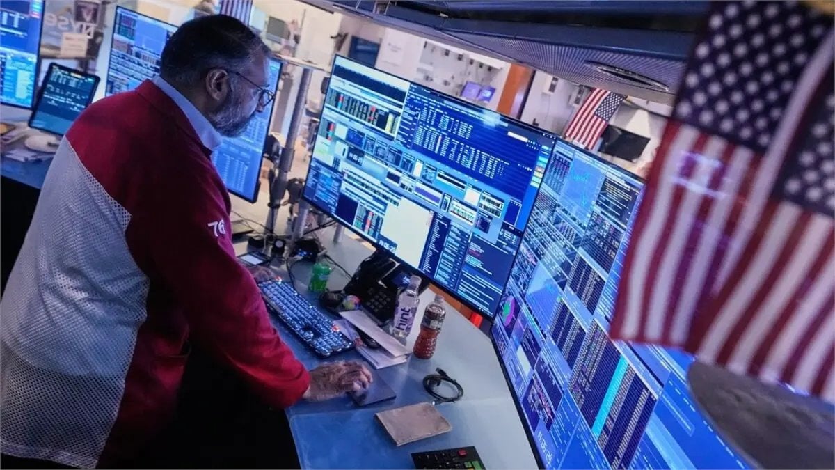 Wall Street cierra en rojo tras anuncio de aranceles y preocupación por IA en tecnológicas