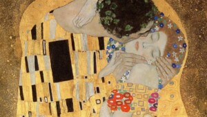 Besarse ante ‘El Beso’ de Gustav Klimt, una cita de San Valentín que combina amor y arte