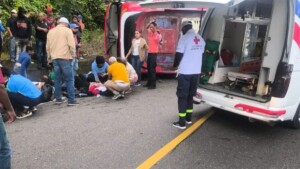 Al menos 14 personas resultan heridas tras volcadura de autobús en carretera Casabito-Constanza