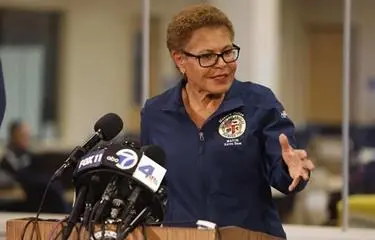 Alcaldesa de Los Ángeles firma orden ejecutiva que prohíbe a ICE usar propiedades públicas