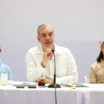 Abinader insta a jóvenes a estudiar carreras relacionadas con las ciencias y los idiomas