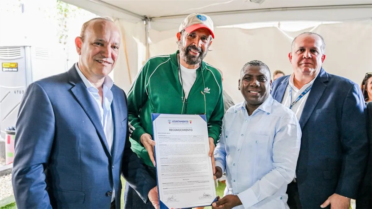 Juan Luis Guerra es declarado “Visitante Distinguido” por el Ayuntamiento de Santiago