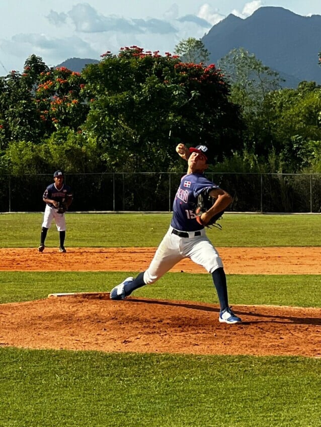El partido, celebrado dentro del marco del Torneo Provincial Clase “A” organizado por la Asociación de Béisbol de la Provincia Santo Domingo (ABEPROSADO), mostró desde las primeras entradas la determinación del conjunto de Pedro Brand, que logró fabricar carreras oportunas y mantener el control ofensivo durante gran parte del compromiso.