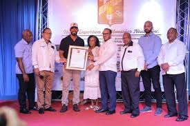 Teoscar Hernández reconocido por la Unión Deportiva Monseñor Nouel