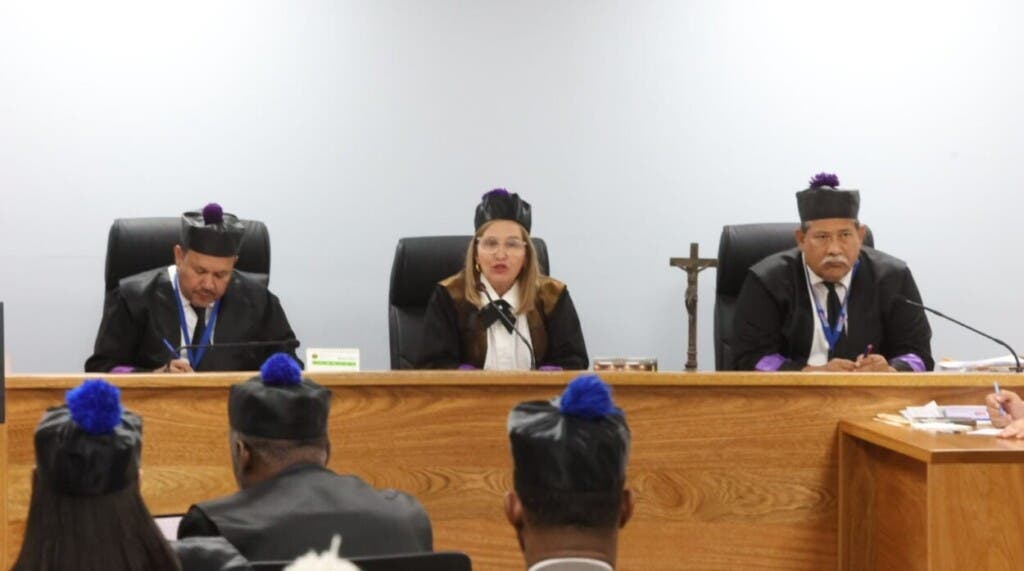 Los magistrados Isis Muñoz (presidenta de la Corte), Teófilo Andújar y Luis Omar Jiménez, en la lectura del fallo que confirmó la prisión preventiva a los imputados en el caso Senasa./Foto Francisco Francisco