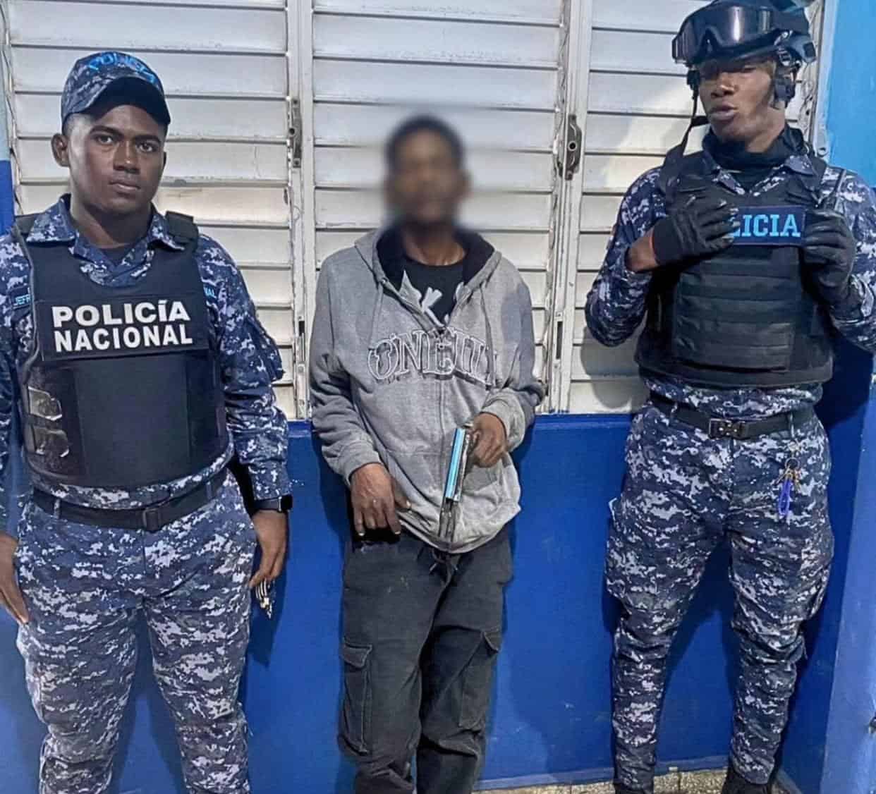 Apresan a dos hombres por asaltar vendedor ambulante en La Romana