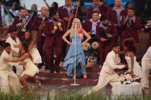 Lady Gaga brilla con vestido de la firma dominicana Luar en el Super Bowl