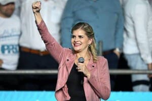 Costa Rica: Laura Fernández logra un triunfo aplastante en primera ronda