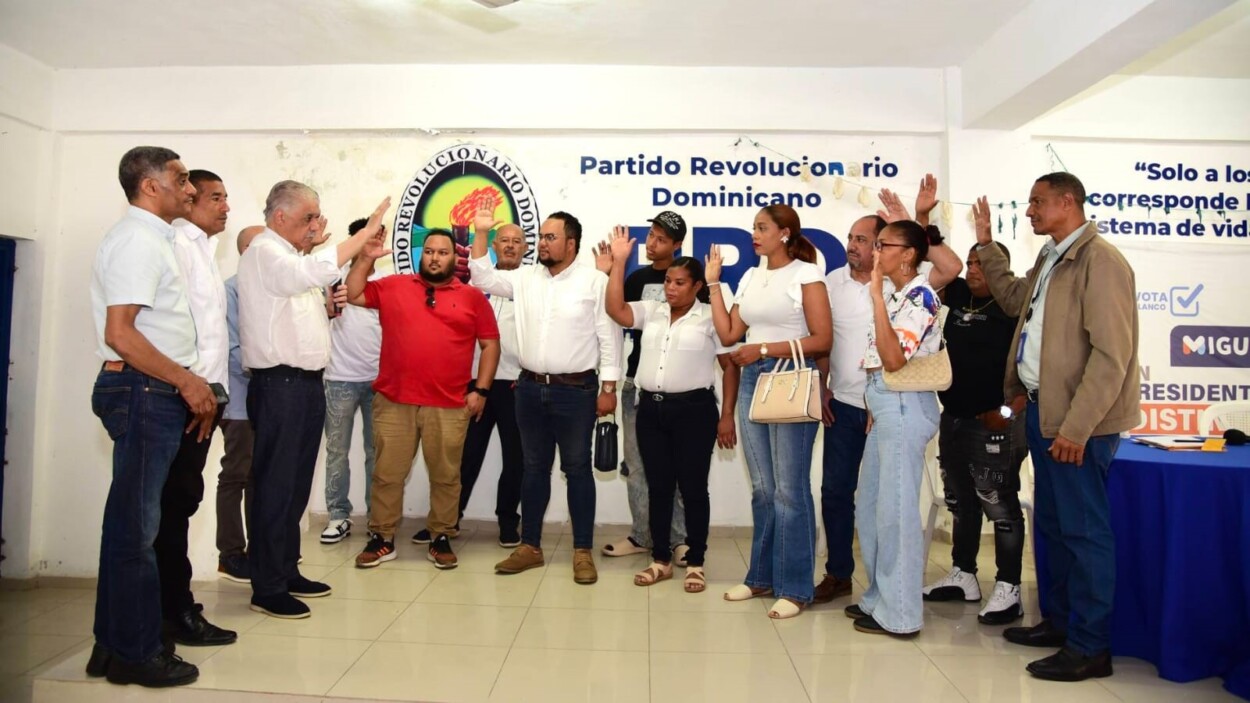 Miguel Vargas reorganiza el PRD y juramenta nuevos miembros