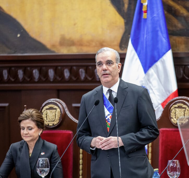 Mujeres ocupan el 53 % de los nuevos empleos formales, destaca Abinader