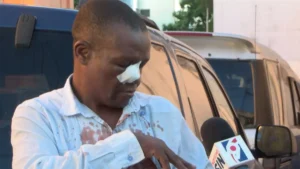 Paralizan clases en liceo Juan Pablo Duarte por  golpes y correazos a profesor del centro