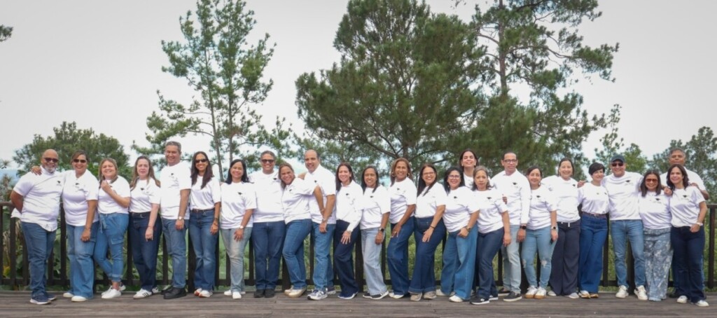 Grupo de compañeros de la promoción de derecho 1996 de la PUCMM