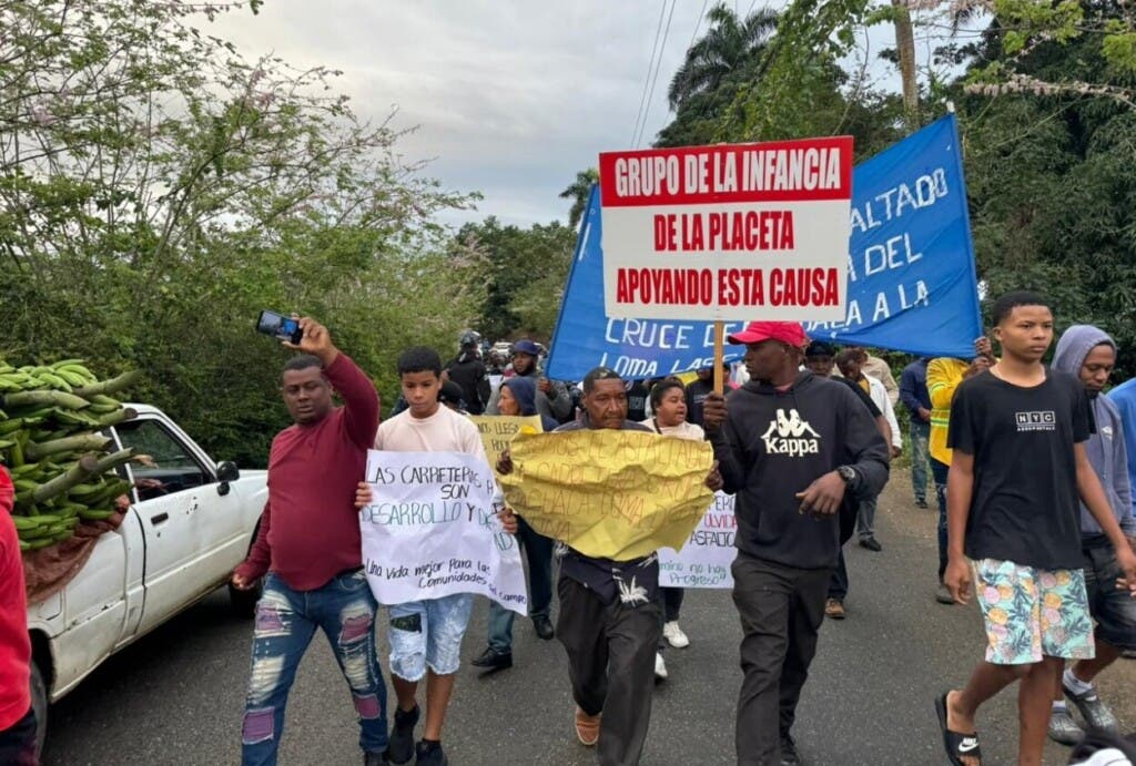 Residentes en Cotuí exigen al Gobierno intervenir vías rurales en abandono y advierten que seguirán reclamando soluciones./Foto Ramón Salcedo Soto