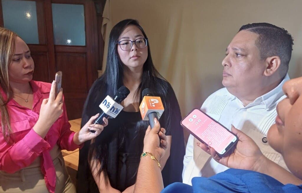 
Jessica Peng, en representación de la comunidad de empresarios chinos, y el abogado Ramón Peralta, en rueda de prensa cuando pedían disculpas públicas
