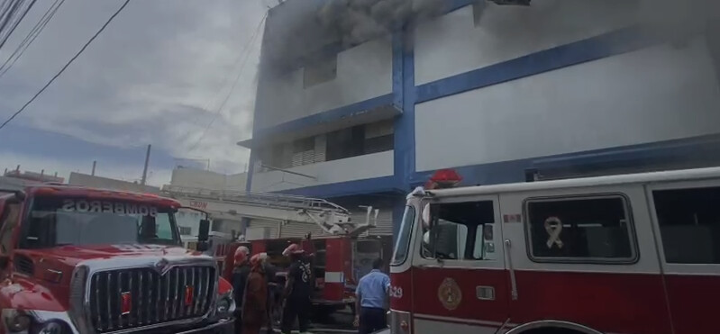 Incendio afecta edificio comercial en la avenida Duarte