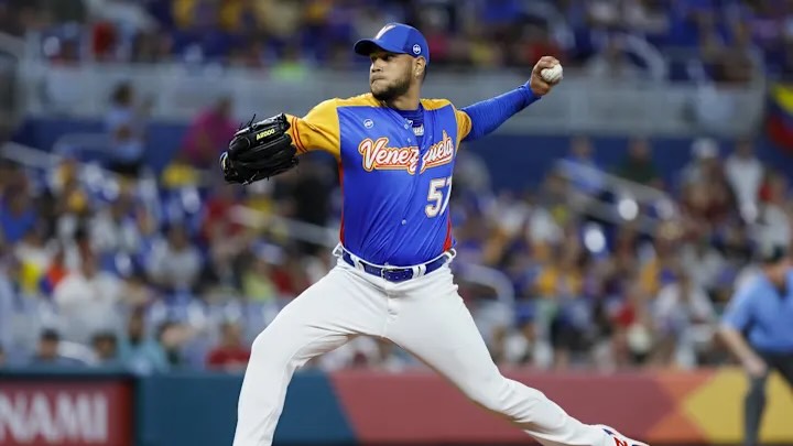 Estados Unidos reaccionó en el cierre del octavo, con jonrón de Bryce Harper con uno a bordo, ante los envíos de Machado.