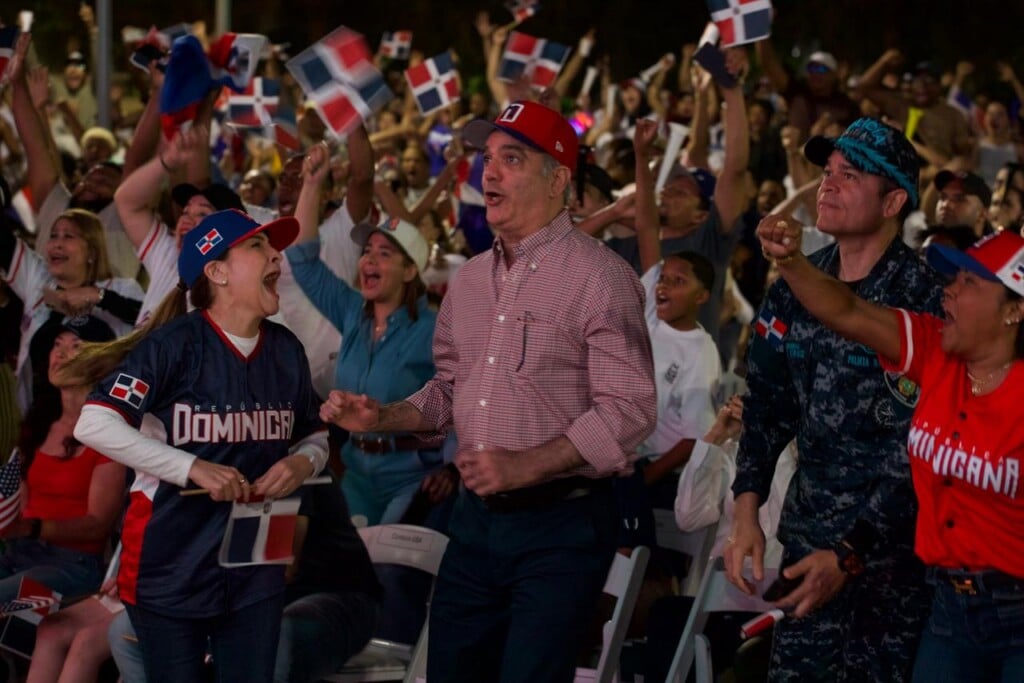 El presidente Luis Abinader junto a la alcaldesa Carolina Mejía apoyando al equipo de República Dominicana en el malecón