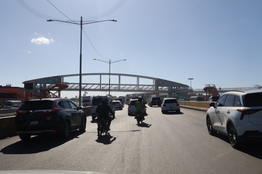 El tránsito empezó a normalizarse en el transcurso de la mañana de este lunes en el kilómetro 9 de la autopista Duarte.- Foto: Guillermo Burgos