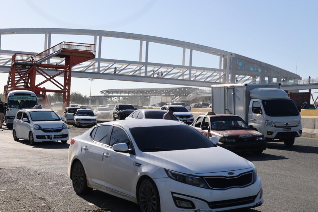 Nuevo puente peatonal en el kilómetro 9 de la autopista Duarte.- Foto: Guillermo Burgos