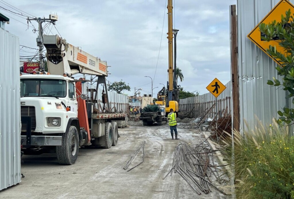 Después de tres años de retraso todavía los contratistas de la avenida Paseo del Río no han podido concluir esta vía. Moradores dicen que la primera parte presenta vicios./Foto Jorge González