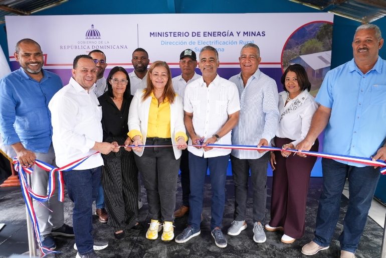 Ministro entrega proyecto en Ocoa electricidad rural