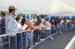 Largas filas en el Intrant