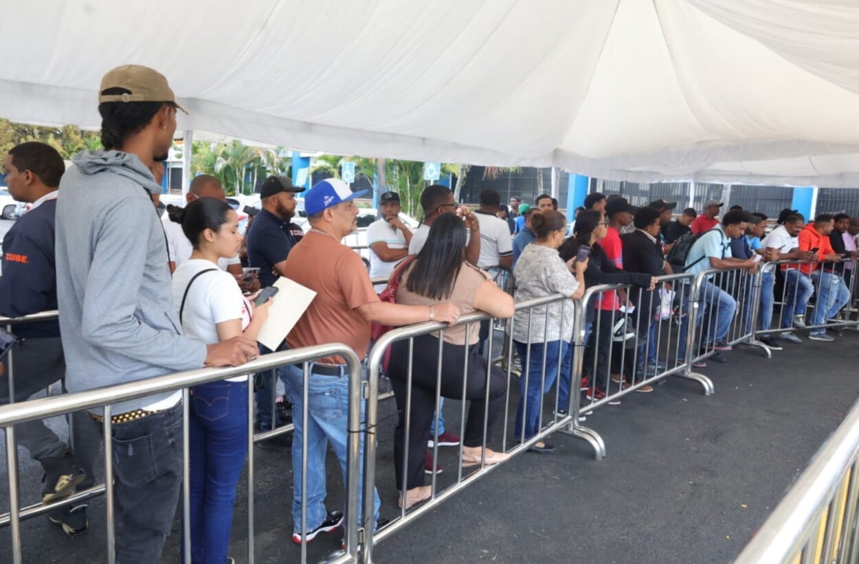 Largas filas en el Intrant