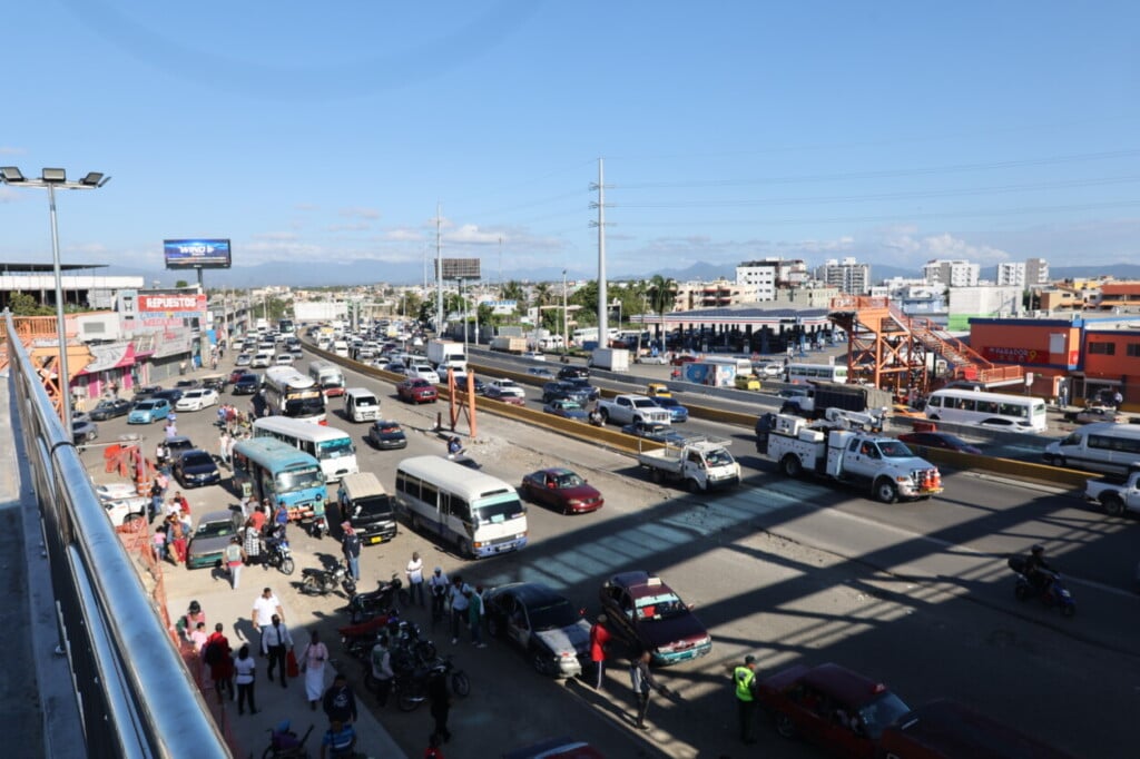 El tránsito empezó a normalizarse en el transcurso de la mañana de este lunes en el kilómetro 9 de la autopista Duarte.- Foto: Guillermo Burgos
