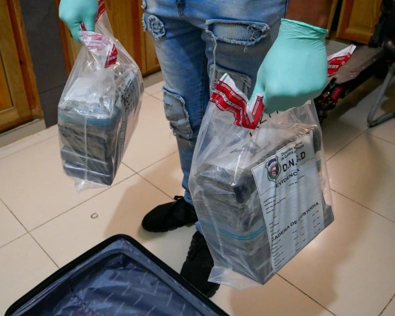 Agentes de la DNCD incautan 13 paquetes de cocaína en operativo en La Altagracia