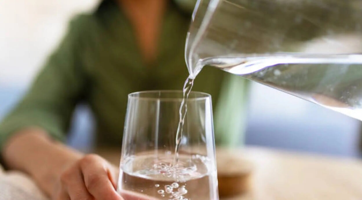 ¿Es mejor beber agua fría o caliente? Expertos explican cuál es más saludable
