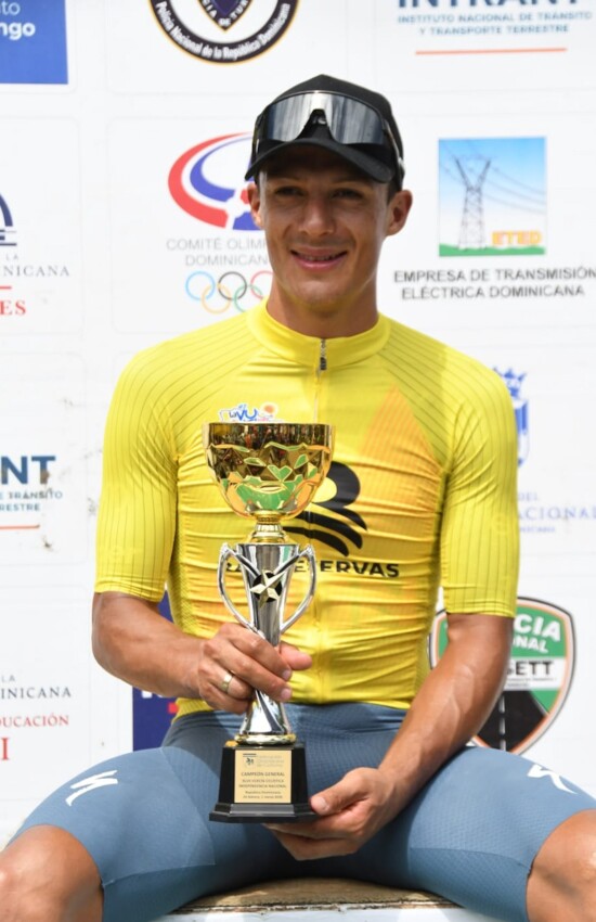 Wilmar Paredes posa con su título de campeón de la 47 Vuelta Ciclística Independencia Nacional.