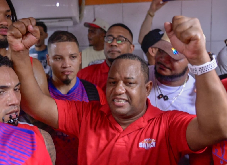 Melvyn López levanta los brazos en señal de triunfo.