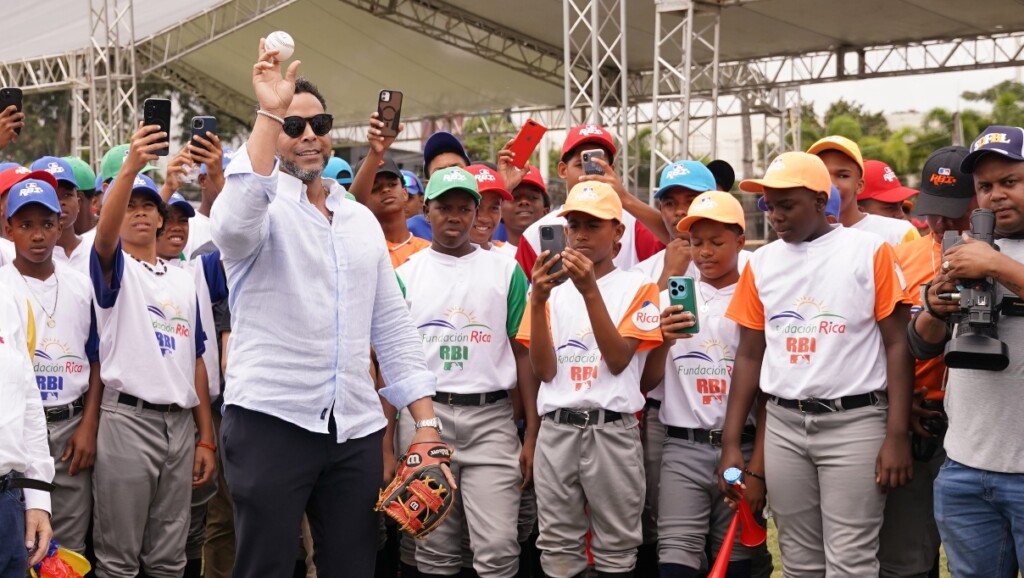 Nelson Cruz realizó el lanzamiento de la primera bola.