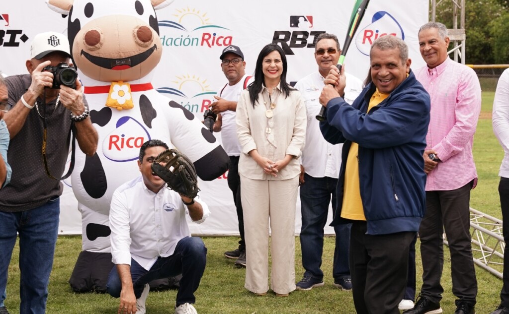 El periodista Leo Corporán fungió como bateador de honor.