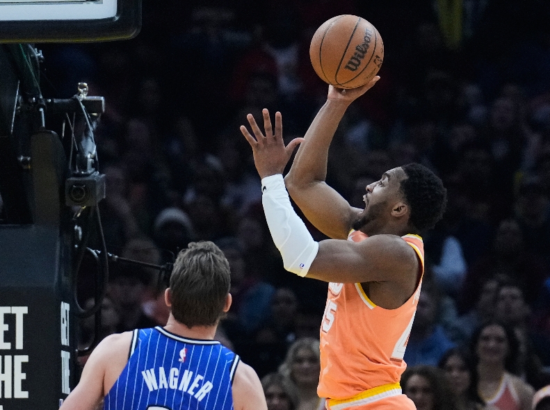 Mitchell anota 42 y Harden suma 26 para los Cavaliers