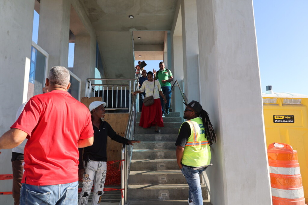 Nuevo puente peatonal en el kilómetro 9 de la autopista Duarte.- Foto: Guillermo Burgos