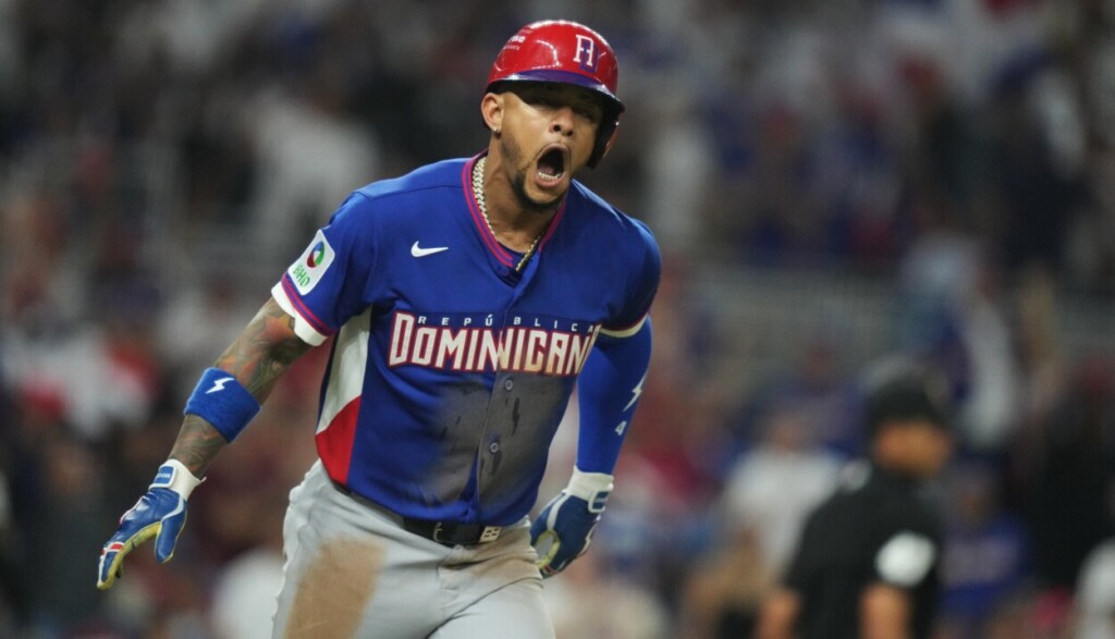 Ketel Marte disfruta tras pegar su primer cuadrangular  en el encuentro que el equipo dominicano venció a Venezuela.