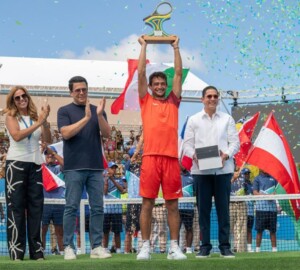 Mariano Navone carga con la corona RD Open Cap Cana