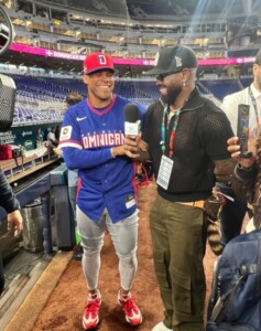 José Reyes cambia el bate por el micrófono en el diamante