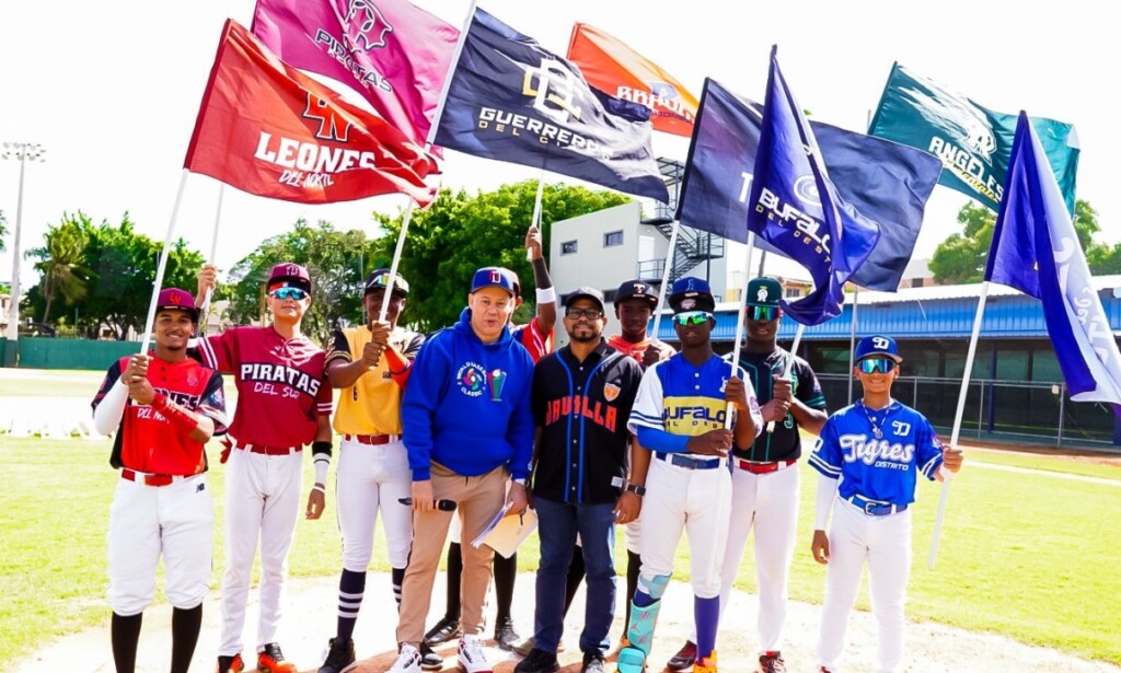 El presidente de la Academia La Javilla y organizador del certamen, John Carmona, junto a Franklin Mirabal, editor deportivo del periódico Hoy y representantes de los equipos.
