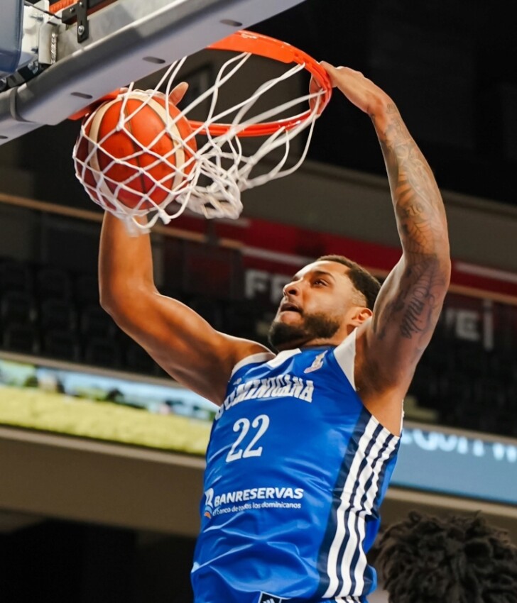 Joel Soriano realiza un donqueo espectacular en triunfo de RD.