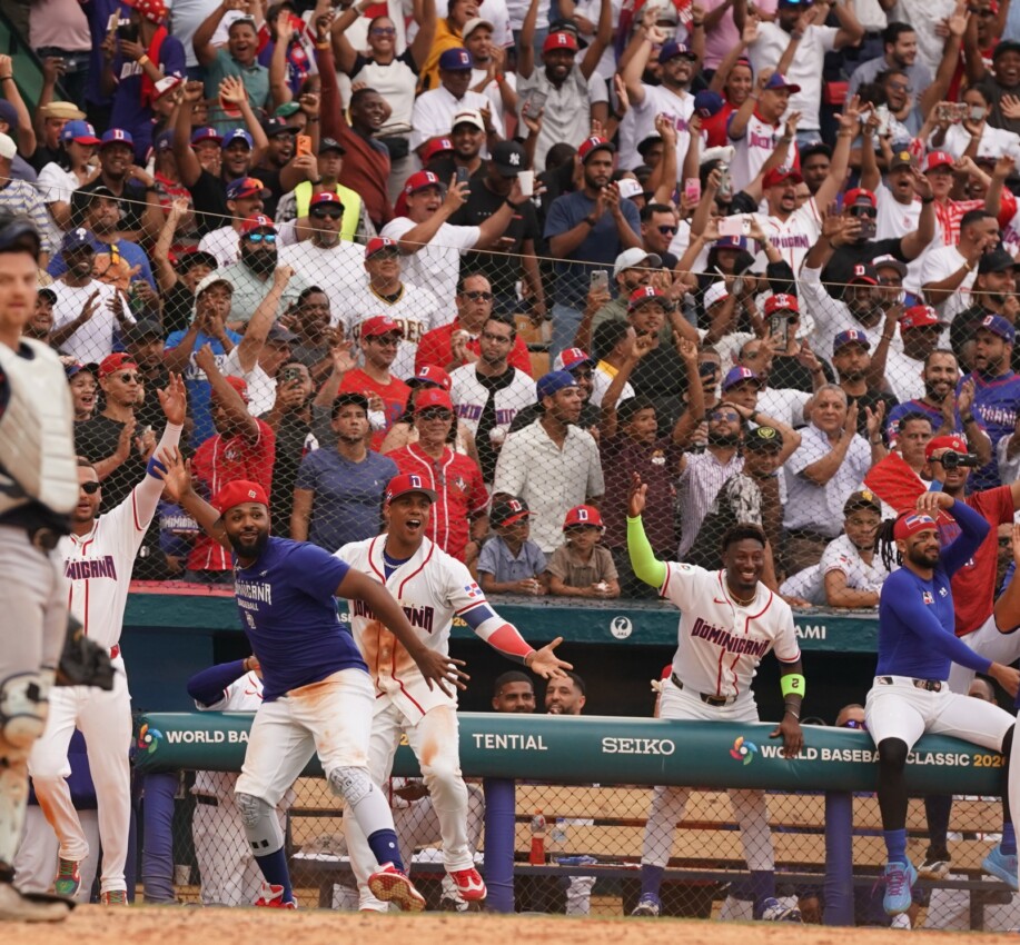 Junior Caminero celebra cuando la escuadra dominicana empató en la novena entrada  4-4 junto a Ricardo Céspedes, Juan Soto, Geraldo Perdomo y Fernando Tatis Jr.