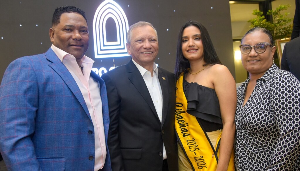 Desde la izquierda, Miguel Tejada, Leonardo Aguilera, la madrina de las Águilas Miluxi López y su madre Xiomara, viuda López en los homenajes  a las Águilas y Winston Llenas.