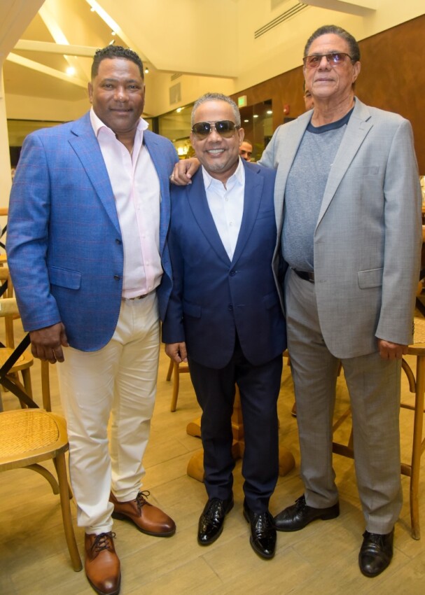 Miguel Tejada, Héctor Acosta (El Torito) y Miguel Diloné en el reconocimiento de Banreservas a las Águilas Cibaeñas.
