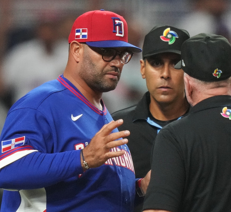 El mánager Albert Pujols   pide explicaciones a   los árbitros