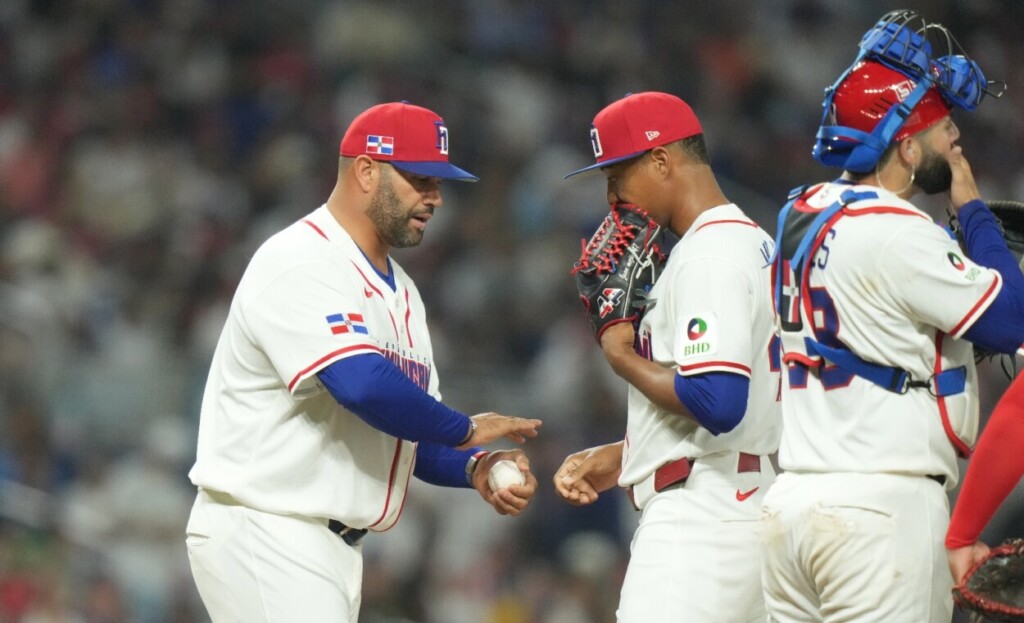 Albert Pujols. mánager el equipo dominicano en el momento que sustituye al relevista Juan Mejía.